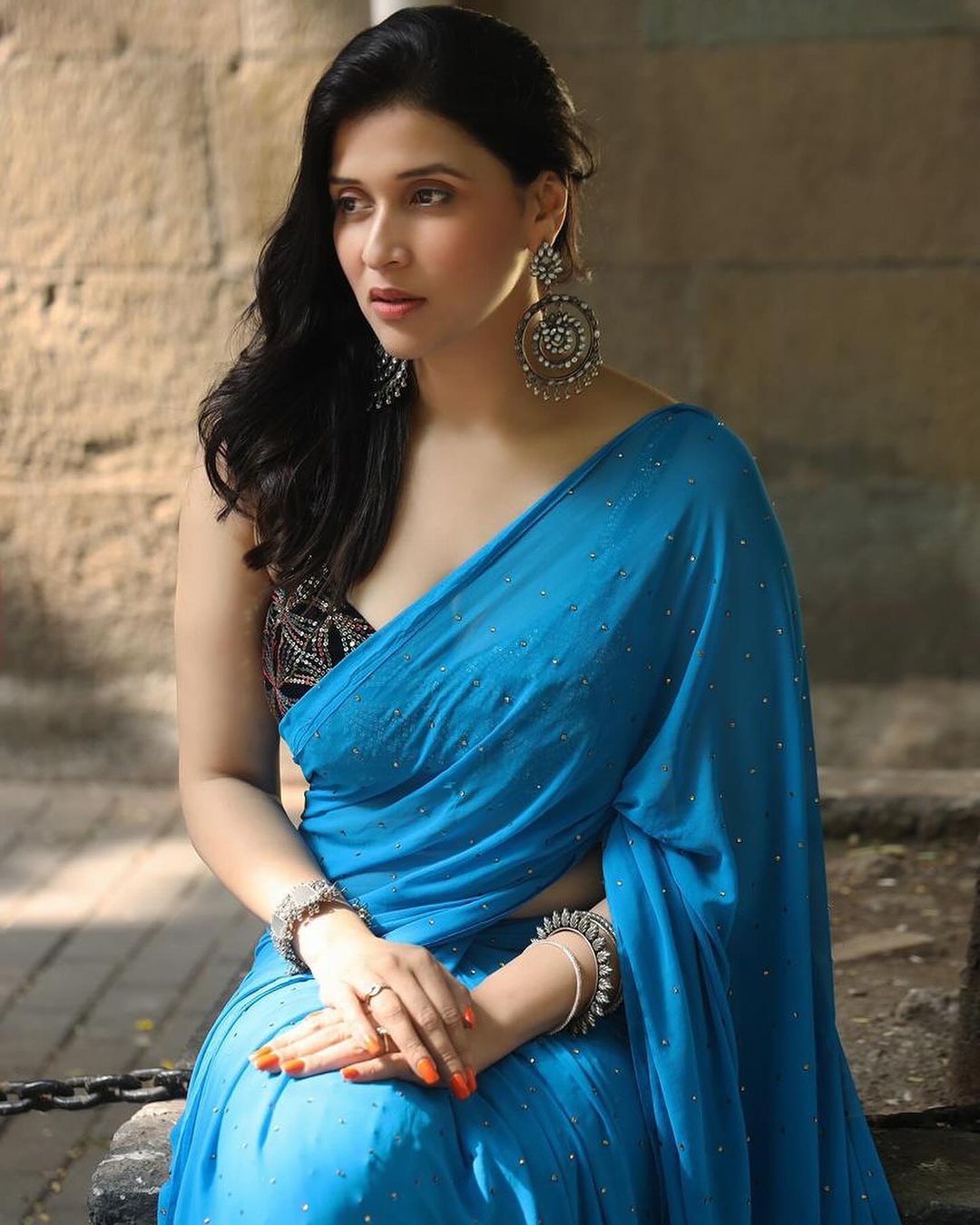 Tollywood Actress Mannara Chopra in Sleeveless Blue Saree